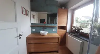 Modernes Badezimmer mit Holzwaschtisch, Aufsatzwaschbecken und großem Fenster.